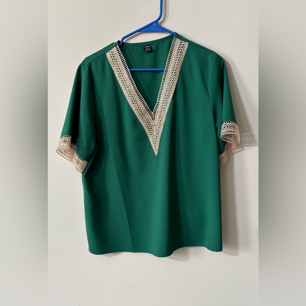 Xl SHEIN green short sleeve top with tan detail trim